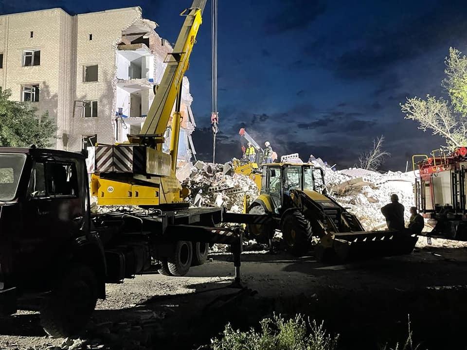 Cum arată blocul de locuințe din Ceasiv Yar după ce a fost lovit de o rachetă rusească | Zeci de persoane prinse sub dărâmături 778164