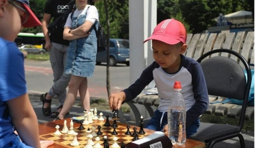 Copilul-minune al șahului, în vârstă de 5 ani, vrea să strângă bani ca să cumpere un tanc pentru armata Ucrainei