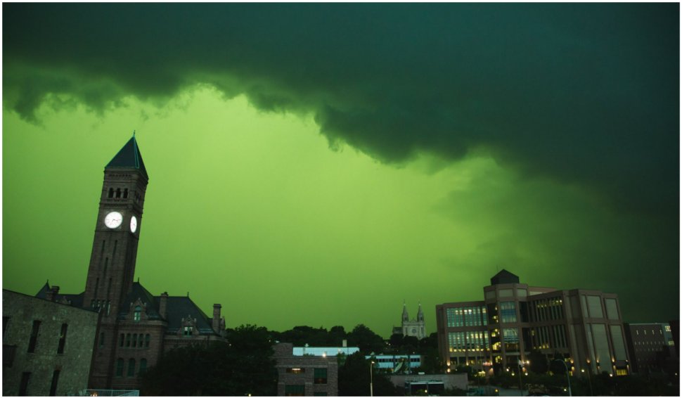 Imagini apocaliptice într-un oraș din SUA | Explicaţiile specialiştilor, după ce cerul a devenit verde