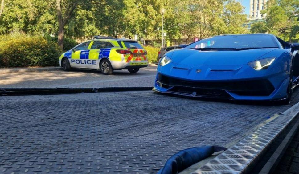 Lamborghini de 320.000 de euro, confiscat de polițiști pentru că proprietarul nu îi făcuse asigurare 778449