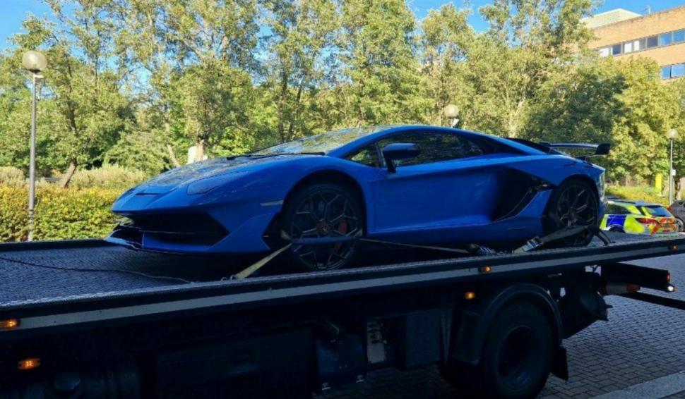 Lamborghini de 320.000 de euro, confiscat de polițiști pentru că proprietarul nu îi făcuse asigurare 778450