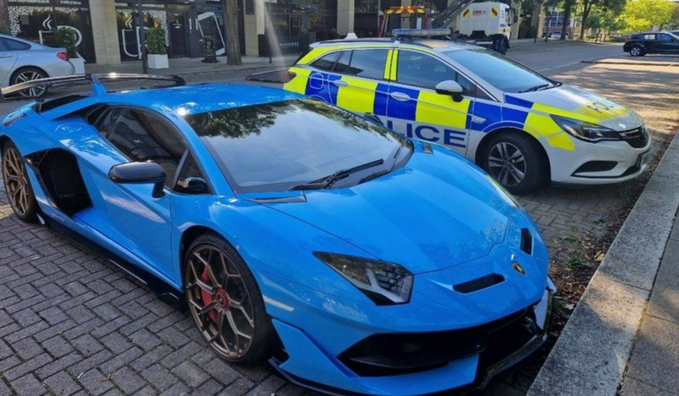 Lamborghini de 320.000 de euro, confiscat de polițiști pentru că proprietarul nu îi făcuse asigurare