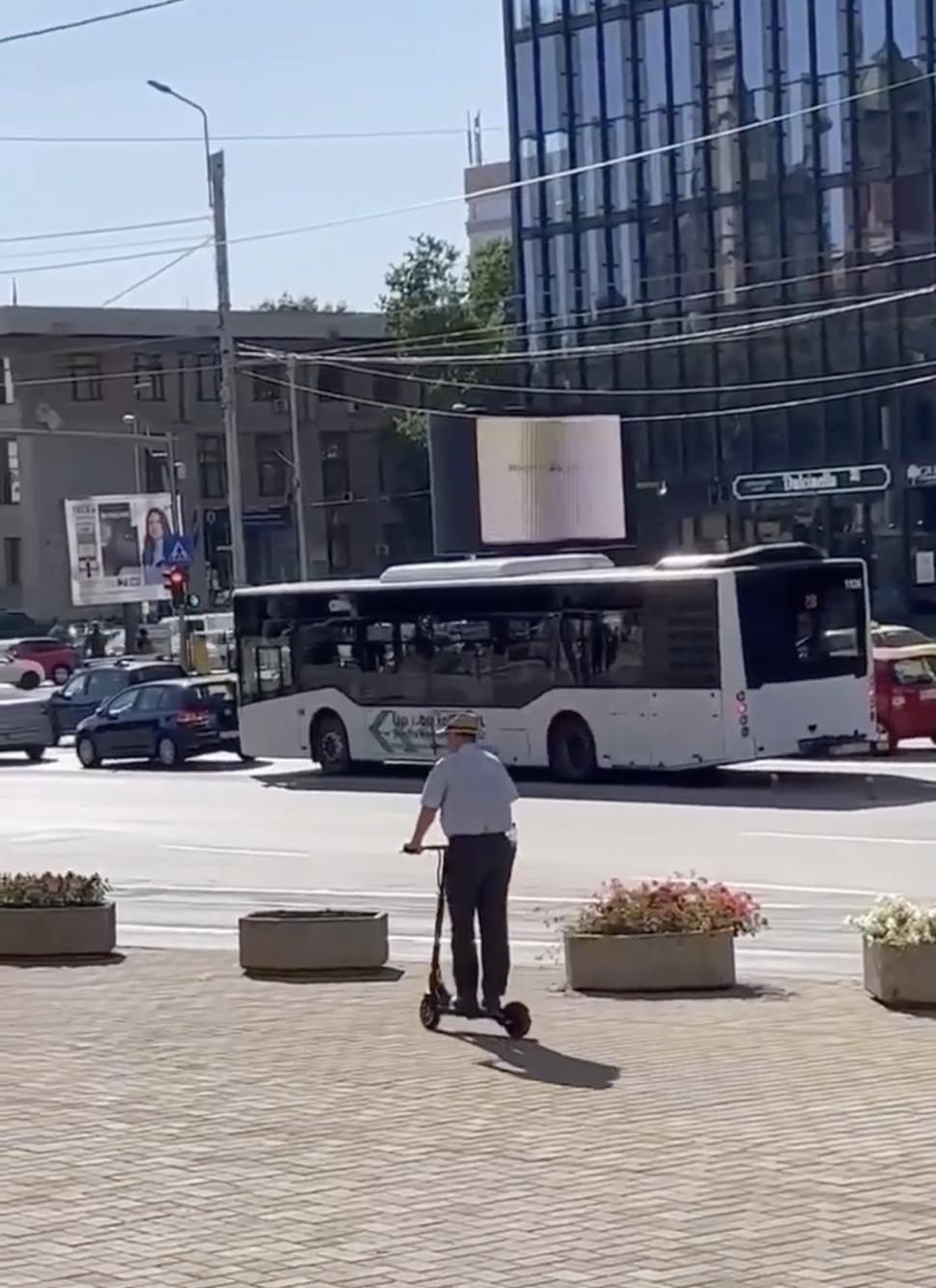 Povestea emoționantă a unui bunic de 70 de ani care a închiriat o trotineta electrică în Iași: "O voce tremurândă mă roagă să îi dau indicațiile cum să ajungă la sediu" 778371