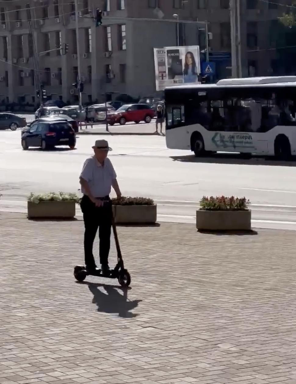 Povestea emoționantă a unui bunic de 70 de ani care a închiriat o trotineta electrică în Iași: "O voce tremurândă mă roagă să îi dau indicațiile cum să ajungă la sediu" 778372