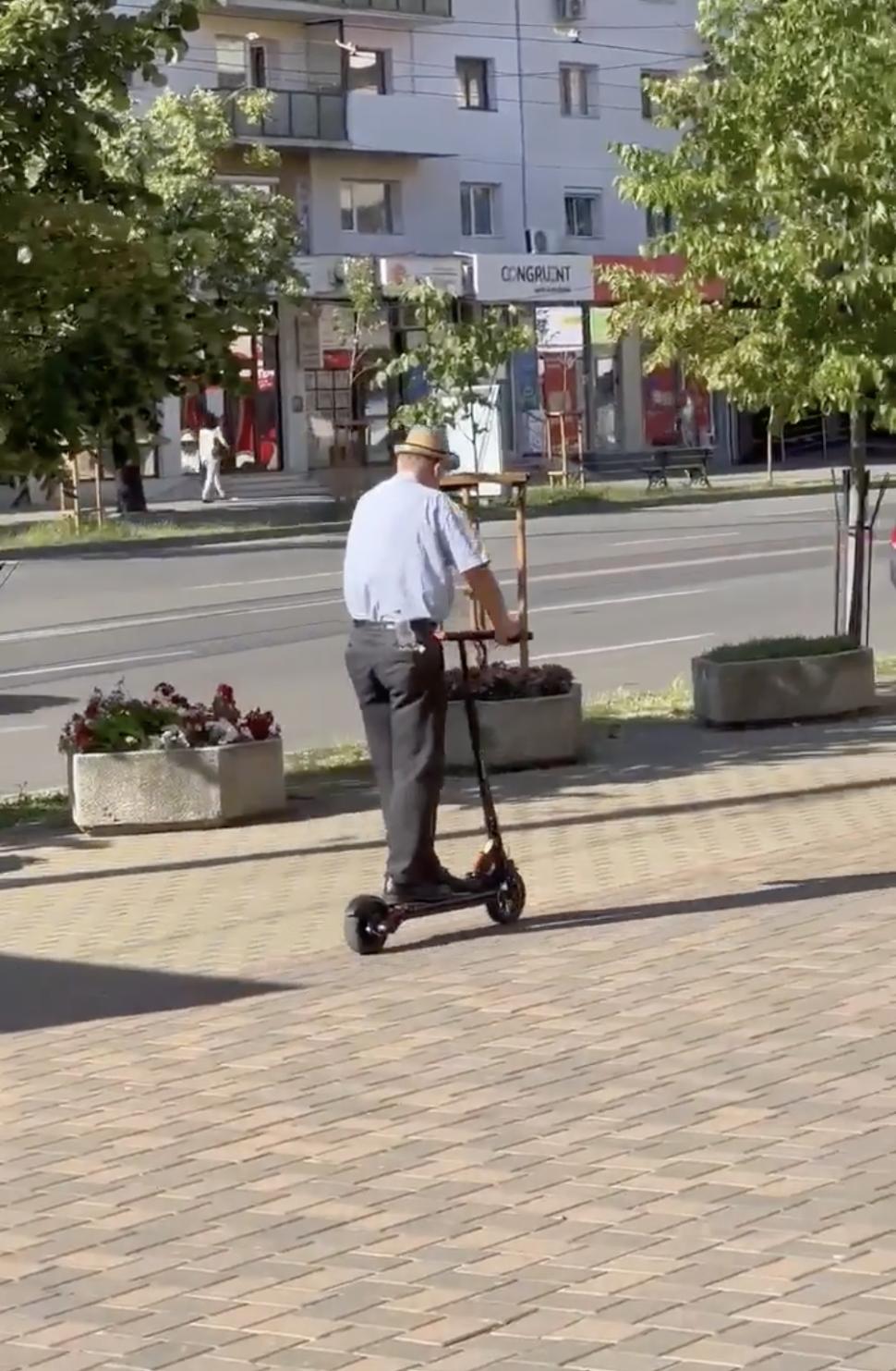 Povestea emoționantă a unui bunic de 70 de ani care a închiriat o trotineta electrică în Iași: "O voce tremurândă mă roagă să îi dau indicațiile cum să ajungă la sediu" 778373