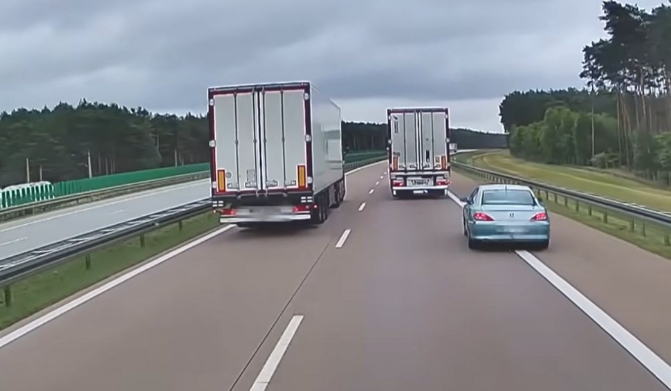 Șoferii de camioane i-au dat o lecție pe autostradă unui şofer nerăbdător