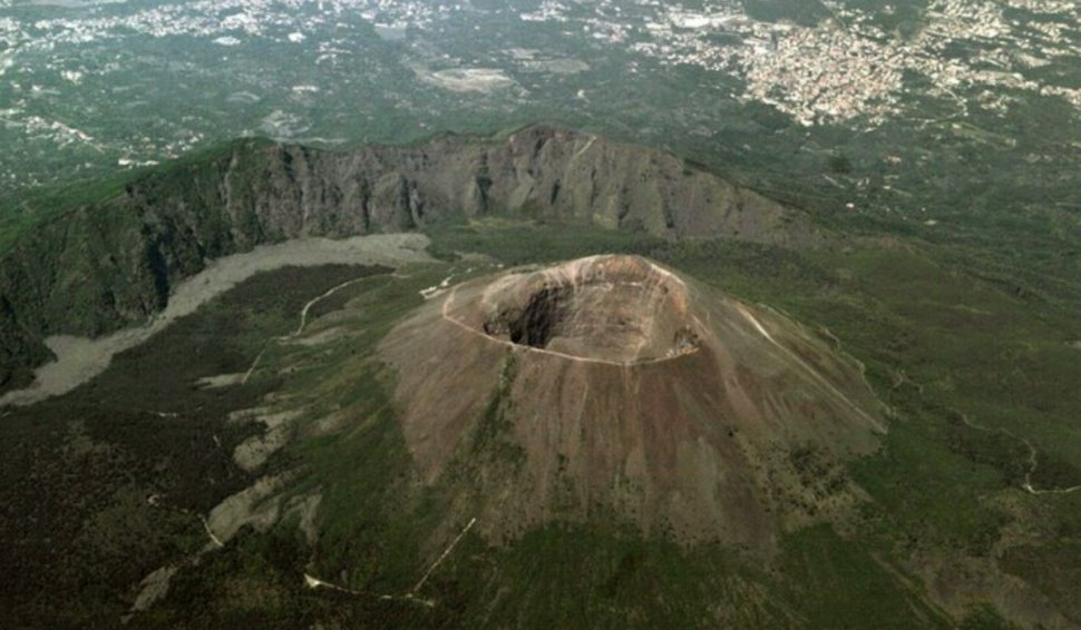 Un turist american a căzut în craterul vulcanului Vezuviu, în timp ce își făcea un selfie