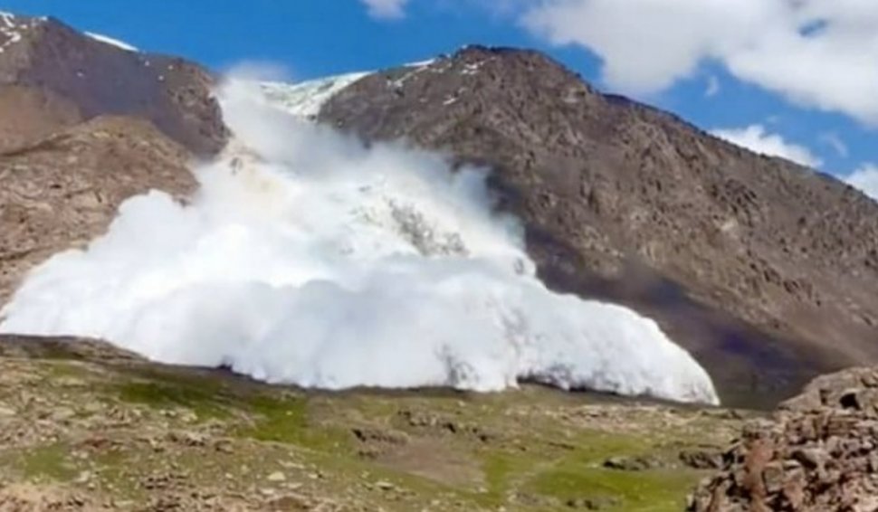 Zece turişti au filmat momentul în care sunt surprinşi de o avalanşă uriaşă, după ce un gheţar s-a prăbuşit în Kârgâzstan