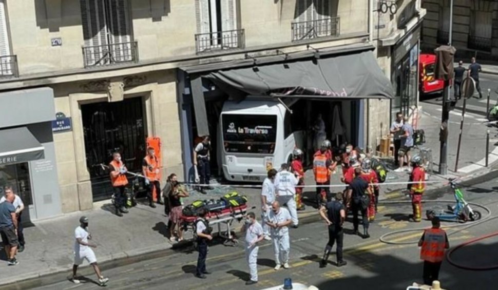 Un autocar a intrat într-un magazin la Paris: 7 răniți, din care 2 în stare gravă