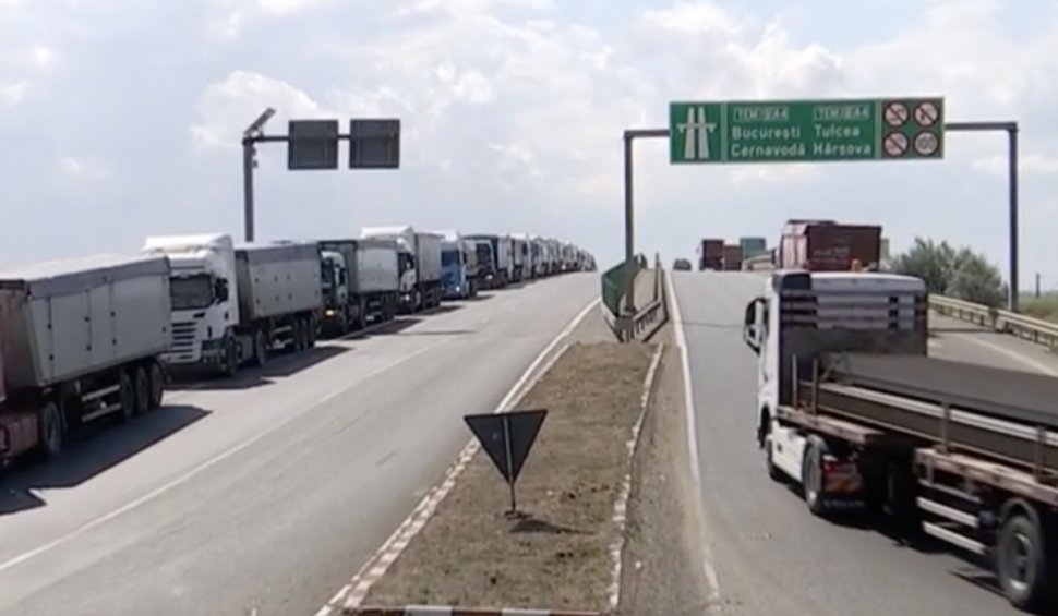 Autostrada Soarelui, blocată pe zeci de kilometri de TIR-urile cu cereale din Ucraina care merg în Portul Constanța