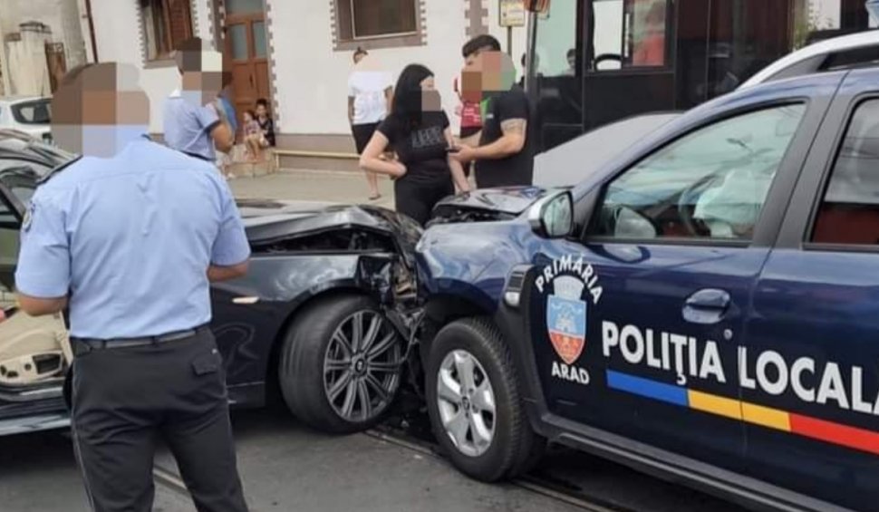 Doi polițiști au ajuns la spital, după ce un șofer belgian a lovit o mașină a Poliţiei Locale Arad