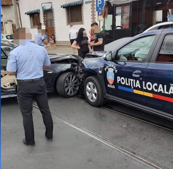 Doi polițiști au ajuns la spital, după ce un șofer belgian a lovit o mașină a Poliţiei Locale Arad 778731