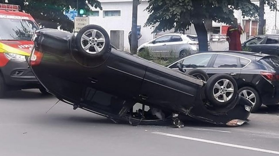 O soferiță din Brașov a ajuns la spital după ce a lovit două autovehicule parcate și s-a răsturnat cu mașina