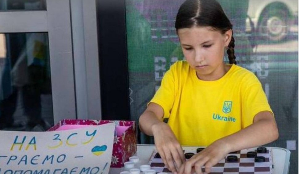 O fetiță de 10 ani din Kiev strânge bani pentru armata ucraineană jucând Dame