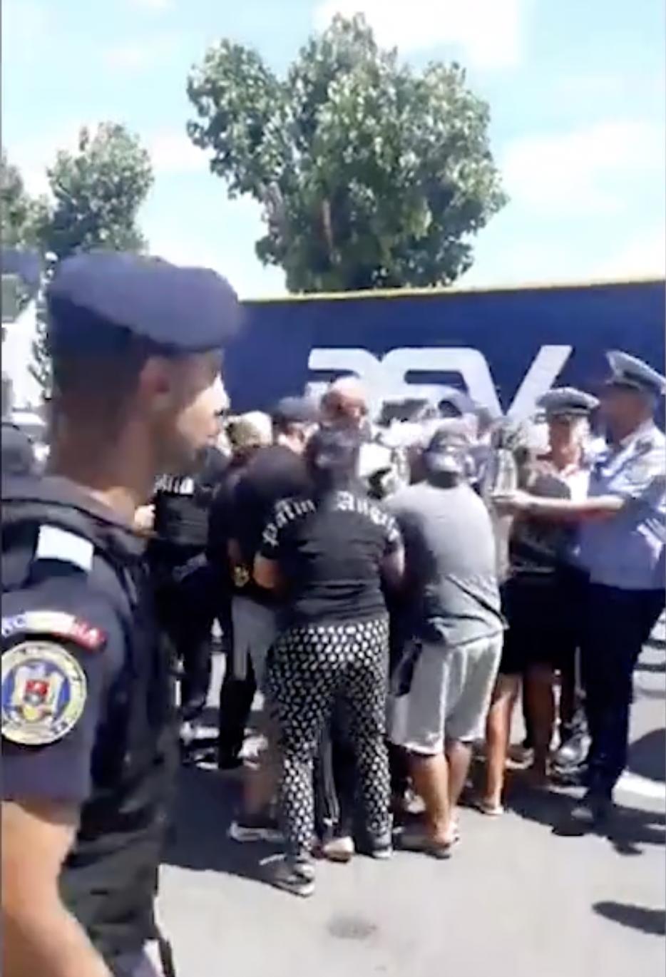 Momentul în care mascații intervin în forță la înmormântarea unei fetițe de 13 ani, ucisă pe trecerea de pietoni în Târgoviște 778782