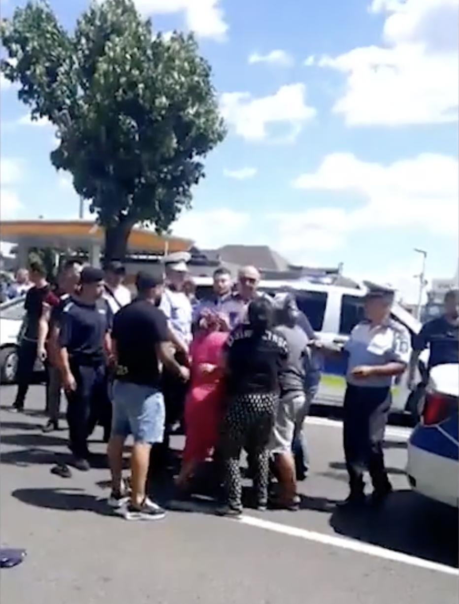 Momentul în care mascații intervin în forță la înmormântarea unei fetițe de 13 ani, ucisă pe trecerea de pietoni în Târgoviște 778783