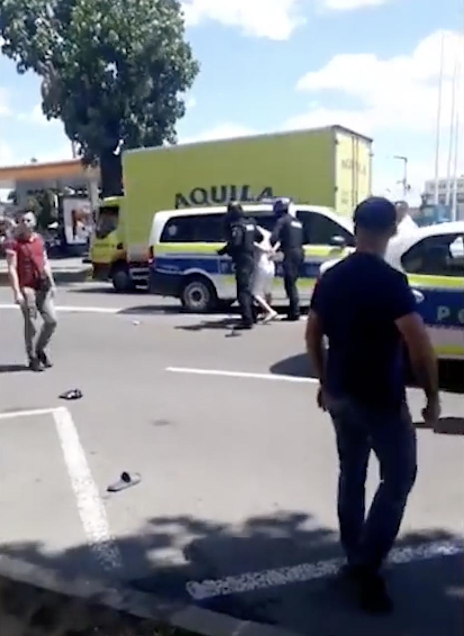 Momentul în care mascații intervin în forță la înmormântarea unei fetițe de 13 ani, ucisă pe trecerea de pietoni în Târgoviște 778784