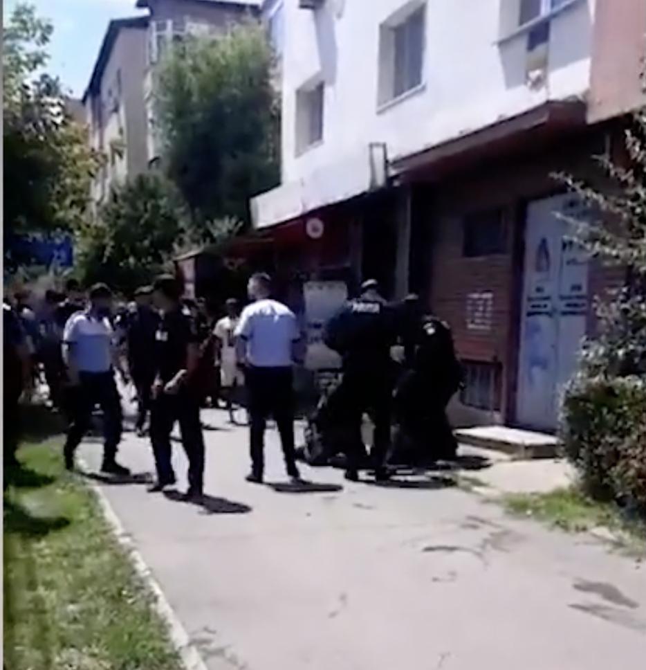 Momentul în care mascații intervin în forță la înmormântarea unei fetițe de 13 ani, ucisă pe trecerea de pietoni în Târgoviște 778785