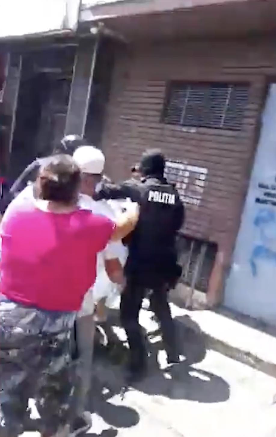 Momentul în care mascații intervin în forță la înmormântarea unei fetițe de 13 ani, ucisă pe trecerea de pietoni în Târgoviște 778786