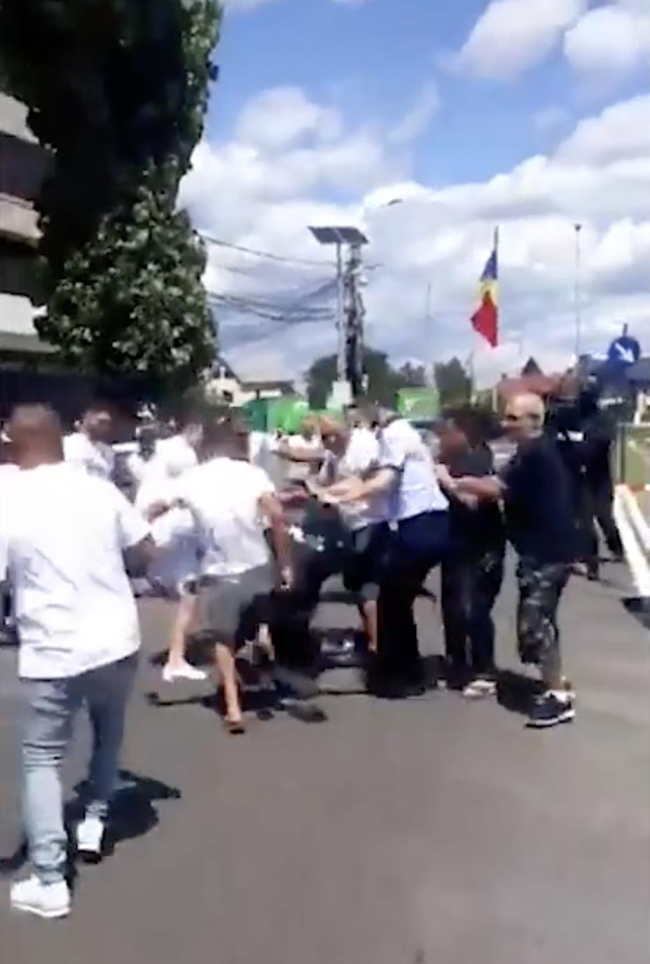 Momentul în care mascații intervin în forță la înmormântarea unei fetițe de 13 ani, ucisă pe trecerea de pietoni în Târgoviște 778788