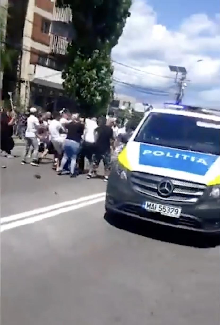 Momentul în care mascații intervin în forță la înmormântarea unei fetițe de 13 ani, ucisă pe trecerea de pietoni în Târgoviște 778789