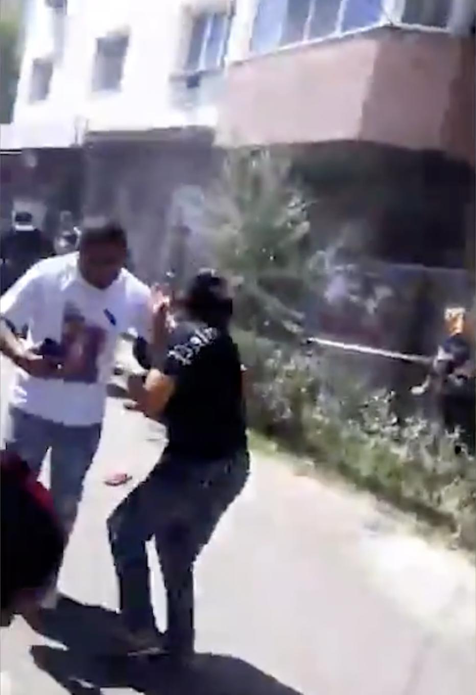 Momentul în care mascații intervin în forță la înmormântarea unei fetițe de 13 ani, ucisă pe trecerea de pietoni în Târgoviște 778790