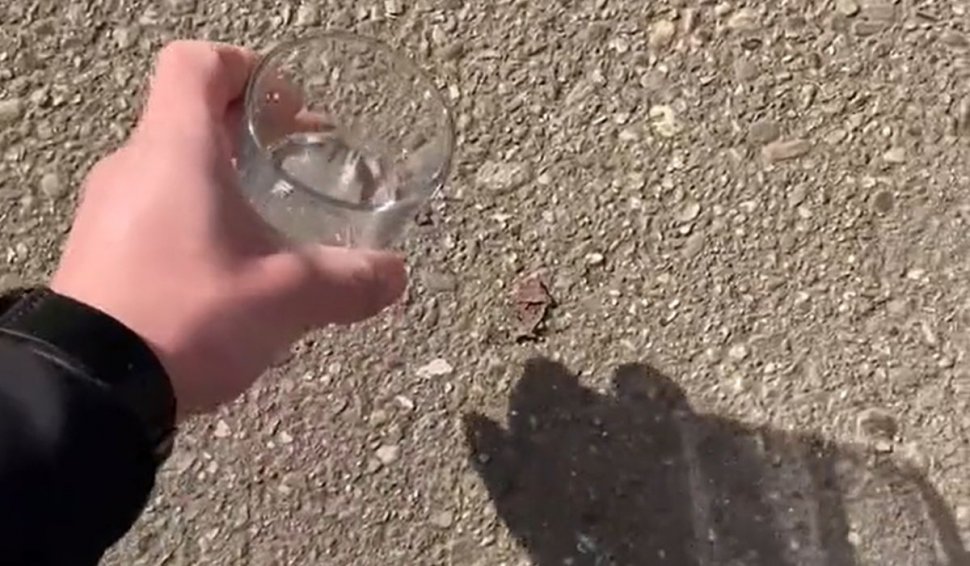 Un român a făcut senzaţie după ce a turnat un pahar cu apă pe asfaltul încins. "Wow, ne ajuţi şi pe noi prin felul tău de a fi, felicitări!"
