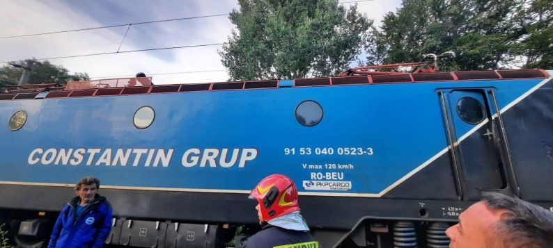 Incendiu la locomotiva unui tren de marfă în Hunedoara.1.500 tone de grâu, în pericol