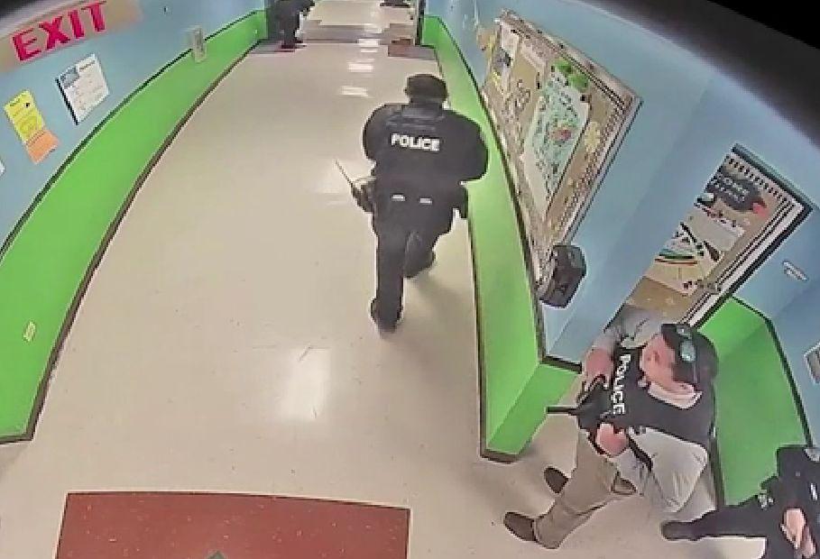 Cât timp i-a lăsat poliția atacatorului din Uvalde pentru a-și ucide victimele | Amănuntul scandalos dezvăluit de înregistrări 778880