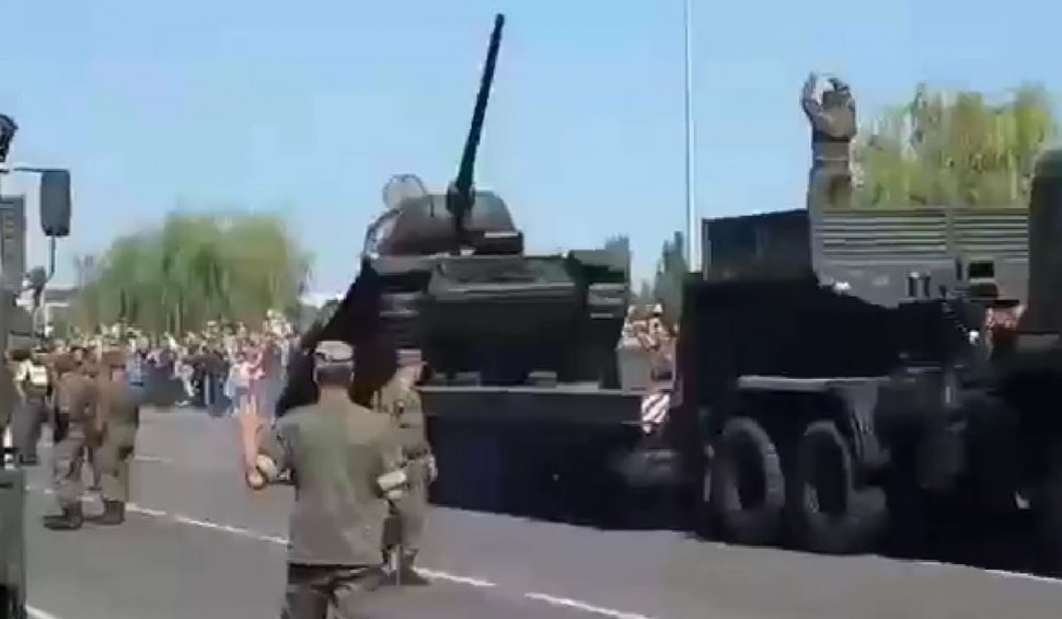 Un tanc rusesc din Al Doilea Război Mondial cade spectaculos de pe platforma de tractare | "N-a vrut să fie trimis în Ucraina"