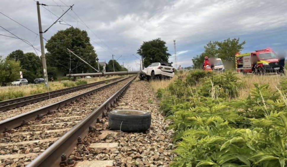 Trafic feroviar oprit pe ambele sensuri la Vereşti, Suceava, după ce o mașină a rupt un stâlp de electricitate