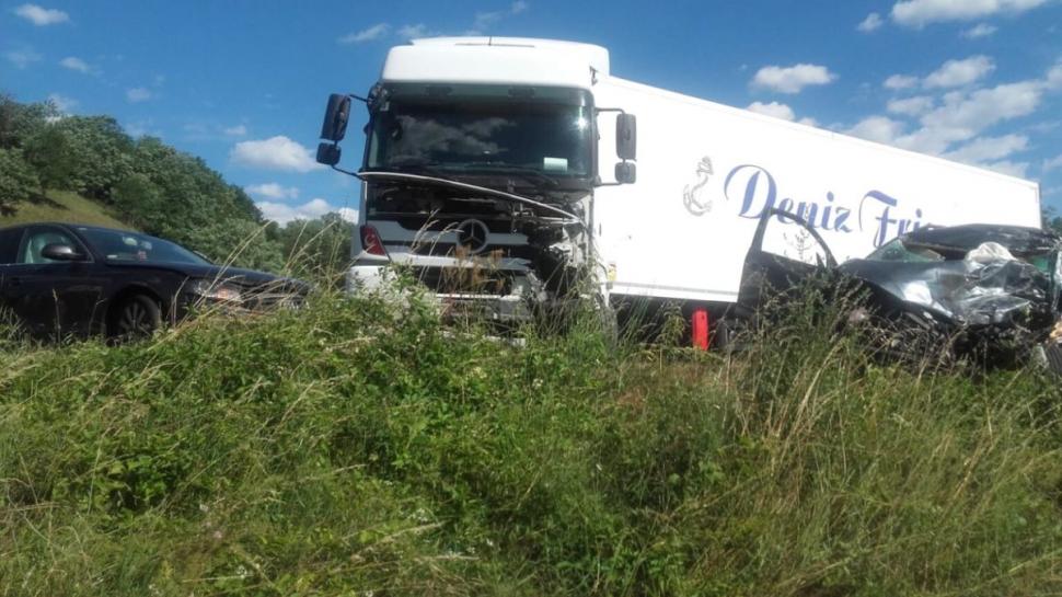 Tragedie pe DN6! Cinci oameni au fost grav răniţi într-un accident cu un TIR și două autoturisme 779037