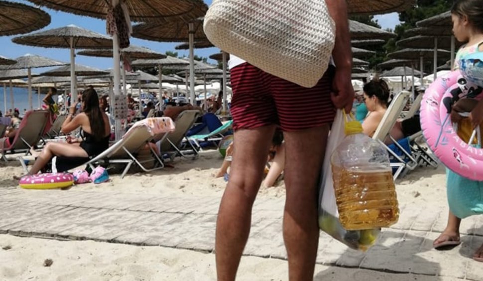 Un turist român și-a adus bidonul cu vin pe o plajă din Thassos. Val de reacții pe internet: "În seara asta se duce la tavernă cu oală de sarmale după el"