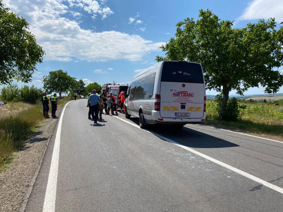 Accident în judeţul Iaşi! Un microbuz cu 18 persoane a izbit violent un autoturism 779279