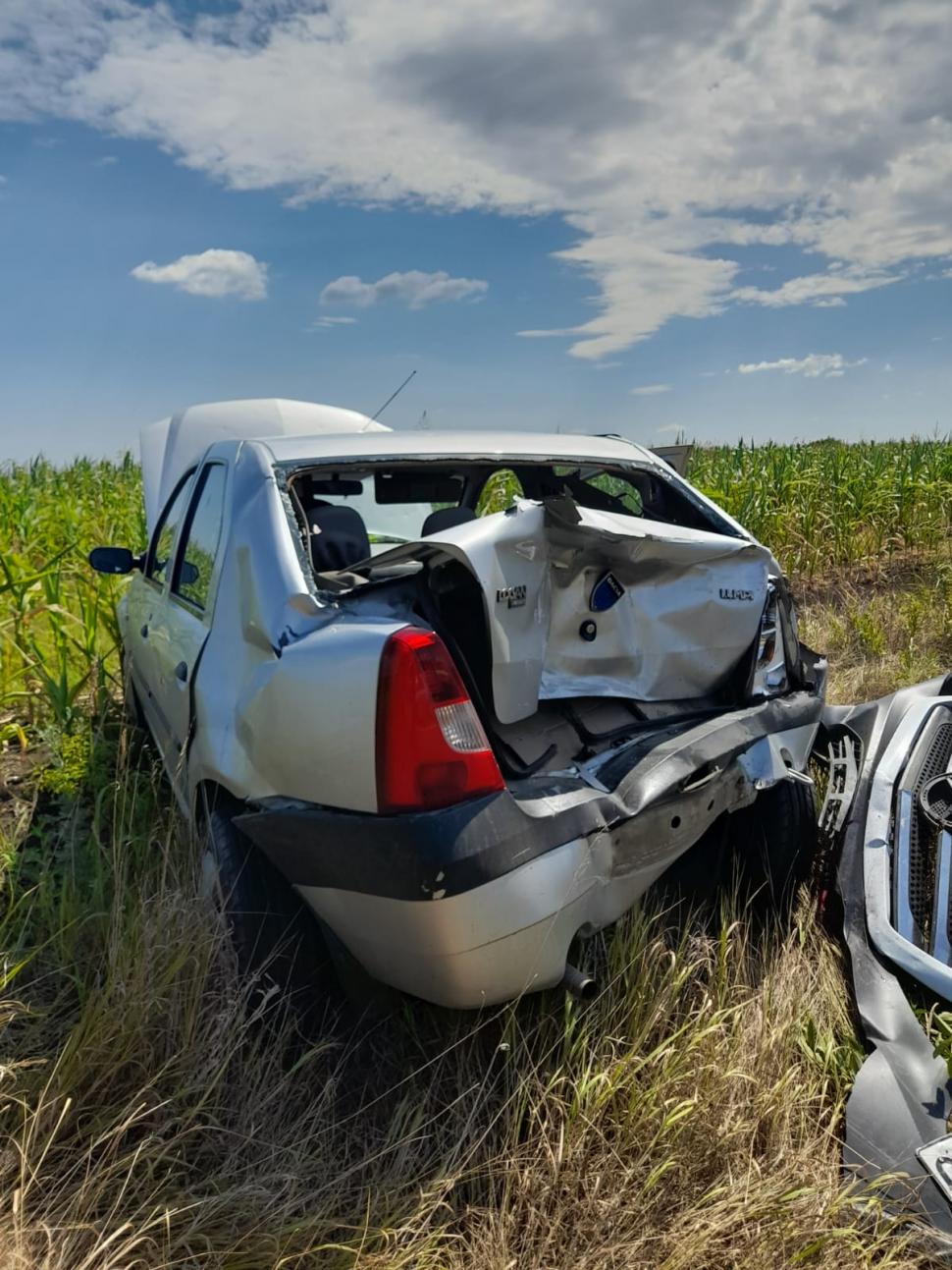 Accident în judeţul Iaşi! Un microbuz cu 18 persoane a izbit violent un autoturism 779281