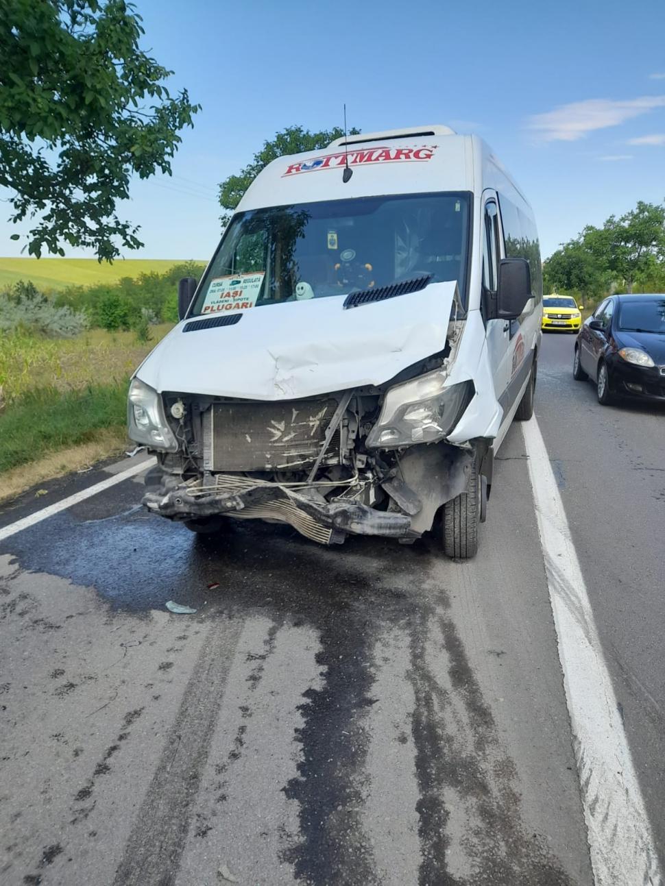 Accident în judeţul Iaşi! Un microbuz cu 18 persoane a izbit violent un autoturism 779282