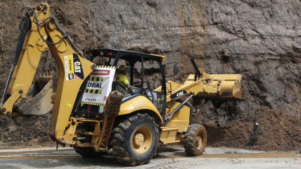 Doi consilieri locali din Sibiu, arestați după ce au furat un excavator