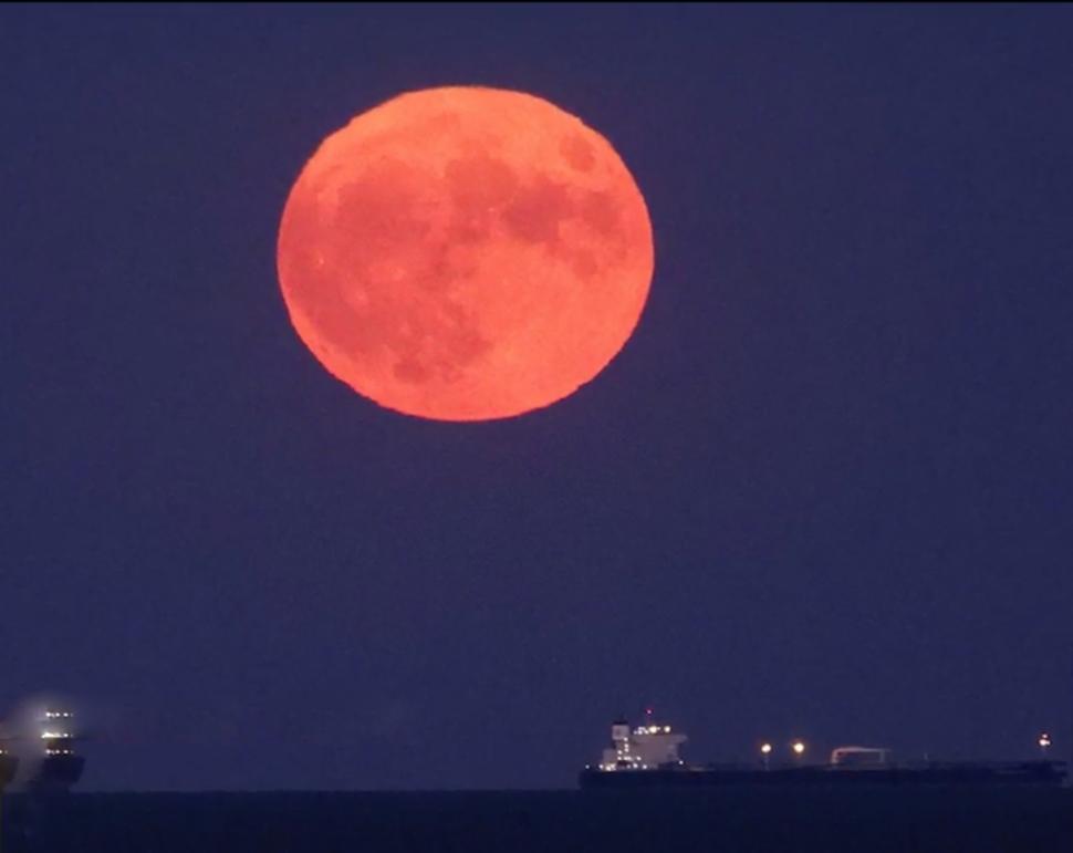 Imagini spectaculoase cu Superluna. Fenomenul rar imortalizat la răsărit 779290