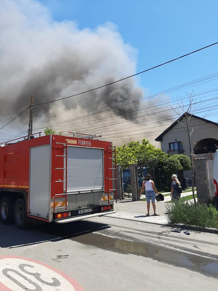 Incendiu violent într-un cartier din Buftea. 7 gospodării sunt cuprinse de flăcări 779225