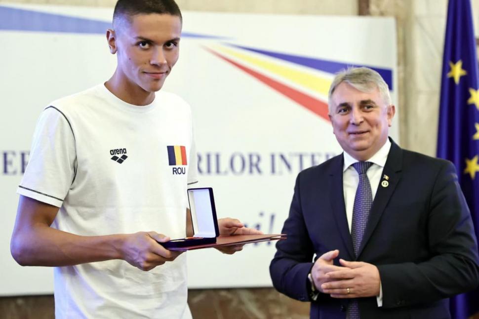 160 de ani de la înființarea Ministerului Afacerilor Interne. Lucian Bode a premiat poliţiştii şi pompierii care şi-au riscat viaţa în misiuni periculoase 779265