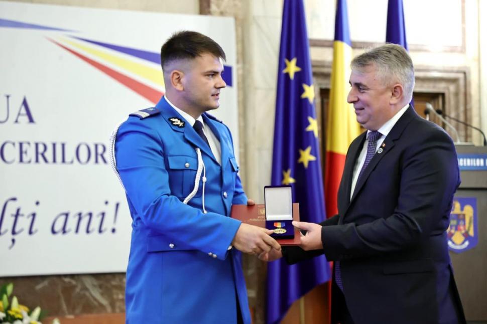 160 de ani de la înființarea Ministerului Afacerilor Interne. Lucian Bode a premiat poliţiştii şi pompierii care şi-au riscat viaţa în misiuni periculoase 779266