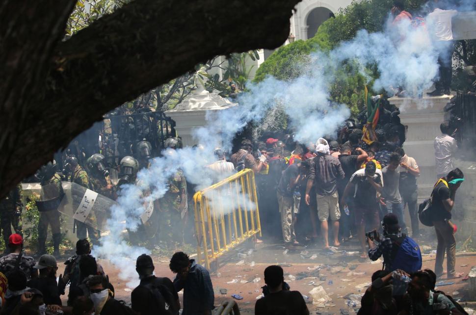 Cum le-a tras clapa protestatarilor președintele fugar din Sri Lanka | Noua sa destinație 779160