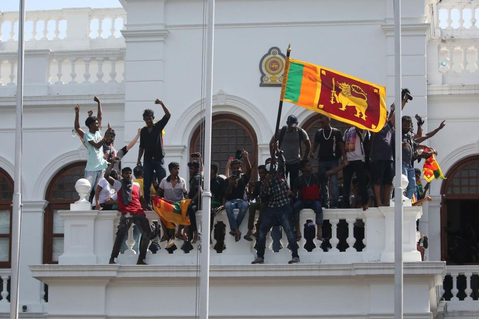 Cum le-a tras clapa protestatarilor președintele fugar din Sri Lanka | Noua sa destinație 779161