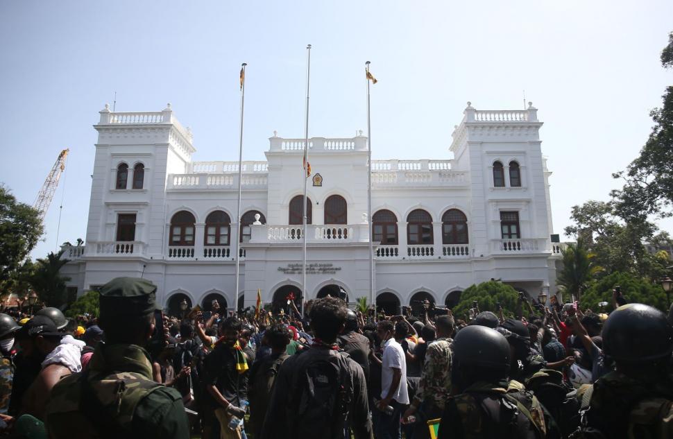 Cum le-a tras clapa protestatarilor președintele fugar din Sri Lanka | Noua sa destinație 779163