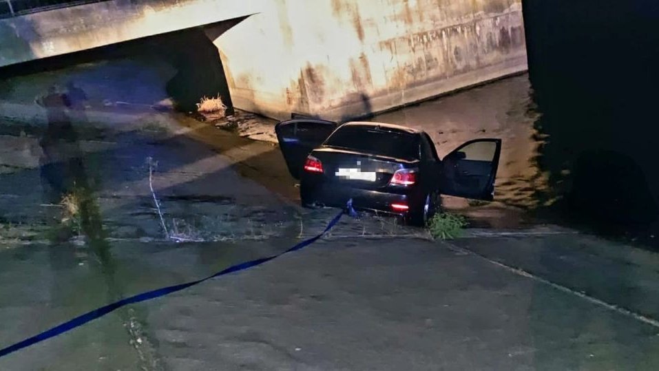 Un şofer a căzut cu maşina în barajul Mihăileşti din judeţul Giurgiu