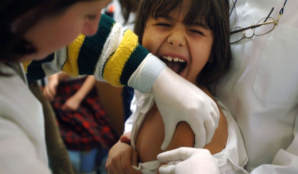 Alertă roşie OMS. A reapărut epidemia de rujeolă şi poliomielită la copii