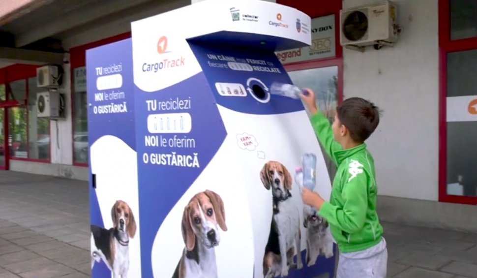 Aparatul care oferă hrană pentru câini atunci când stăpânul reciclează, în Oradea