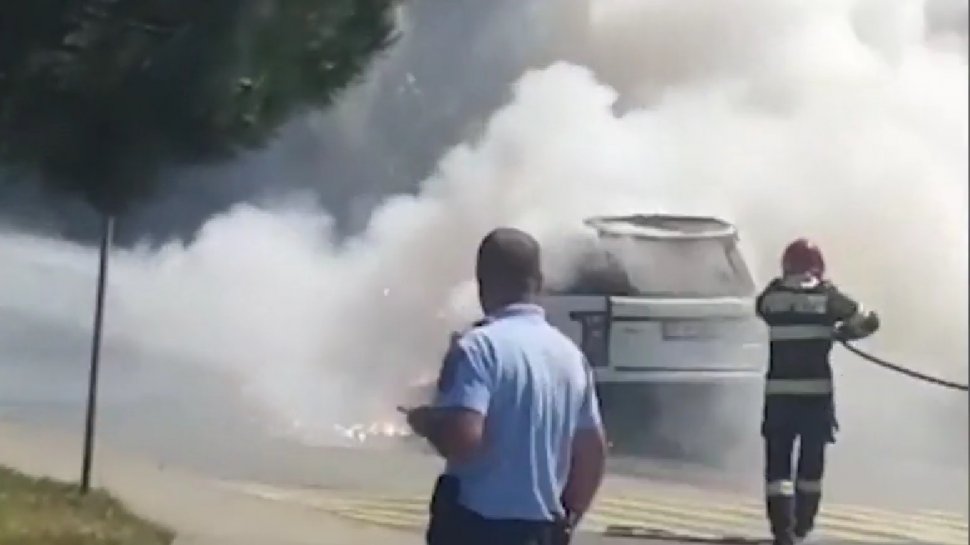 O maşină de lux a ars în totalitate, într-un complex rezidenţial de lângă Bucureşti