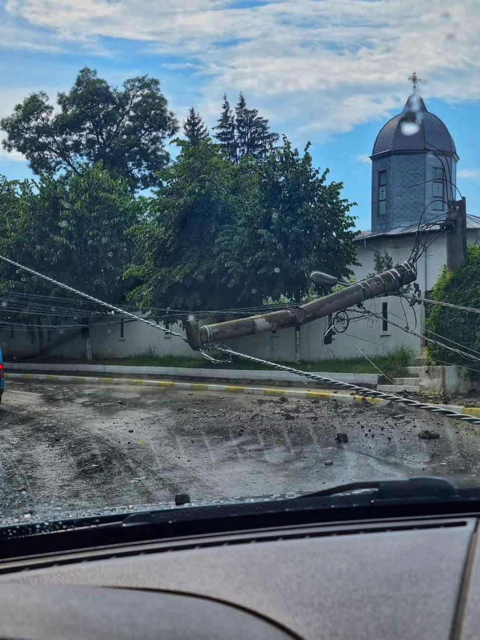 Vijelia a făcut prăpăd în București și Ilfov. Copaci rupți și stâlpi puși la pământ 779559