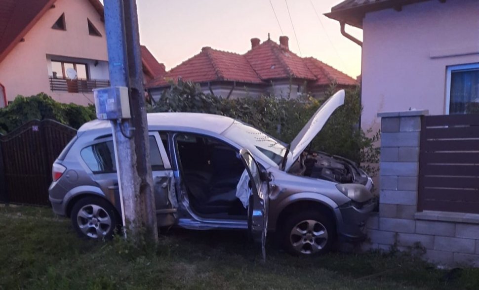 Un şofer şi-a pierdut viaţa, după ce a intrat cu maşina într-un gard, în Merișani, județul Argeș